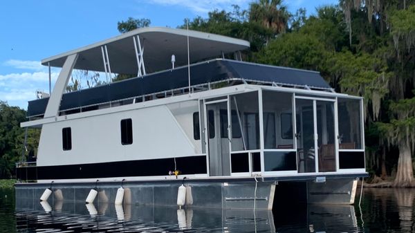 Destination Yachts houseboat
