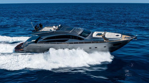 Pershing 82 VHP 