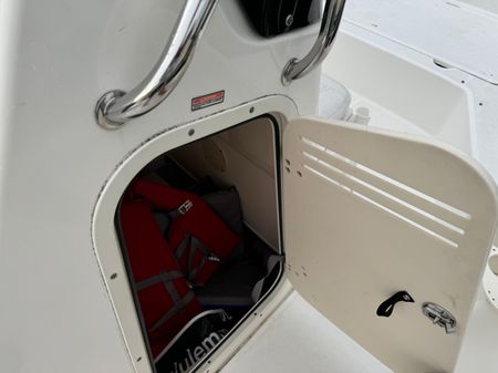 Boston Whaler 200 Dauntless image