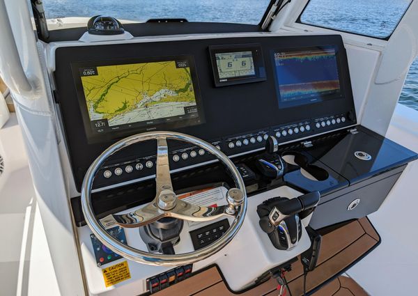 Everglades 335 Center Console image