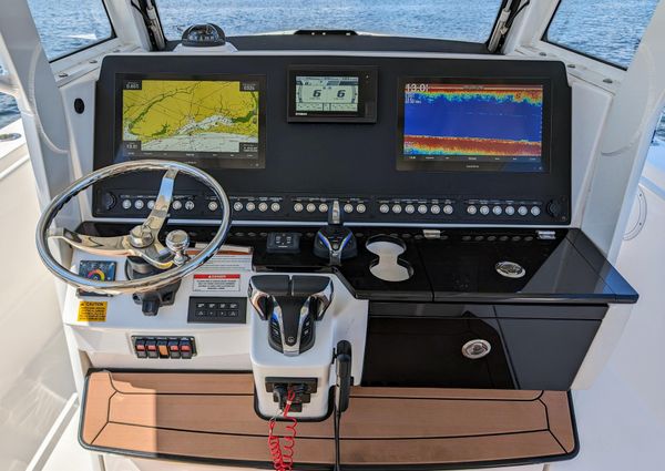 Everglades 335 Center Console image