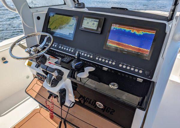 Everglades 335 Center Console image