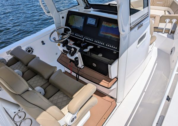 Everglades 335 Center Console image