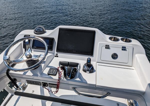 Everglades 335 Center Console image