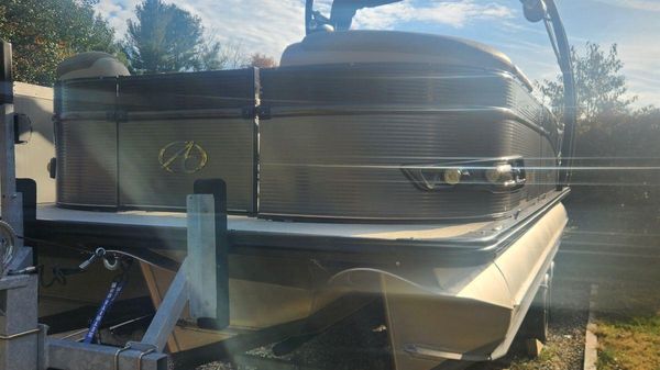 Avalon Luxury Pontoons 2385 Catalina 