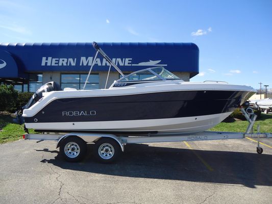 Robalo R227 Dual Console - main image