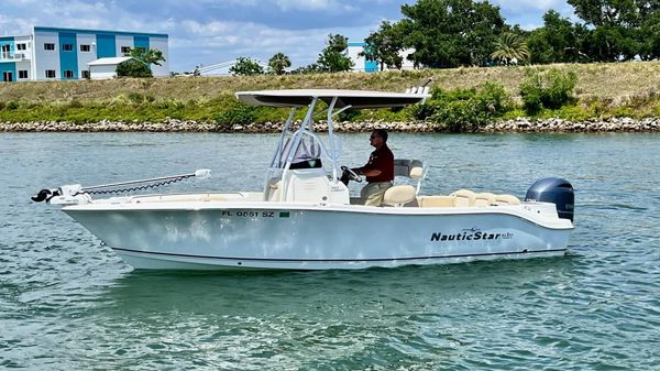 NauticStar 2102 Legacy 