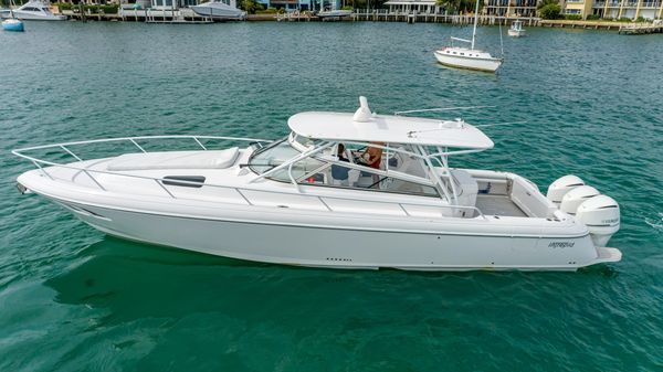 Intrepid 430 Sport Yacht