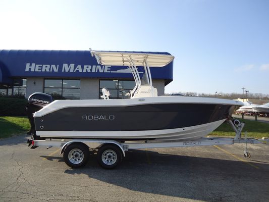 Robalo R200-CENTER-CONSOLE - main image