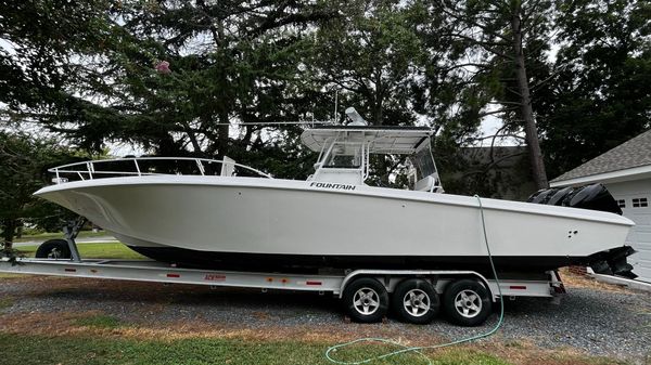 Fountain 38TE Center Console w/ Cuddy Cabin