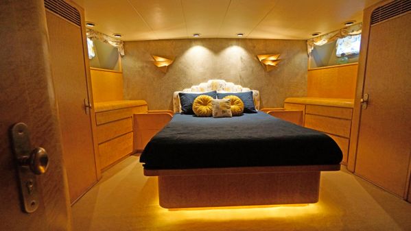 Burger Raised Pilothouse image
