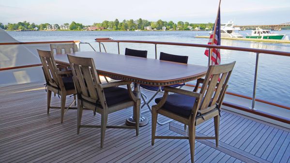 Burger Raised Pilothouse image