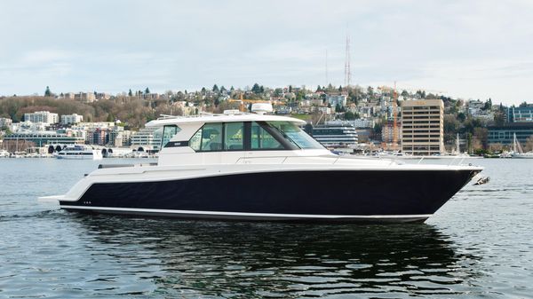 Tiara Yachts Q44 