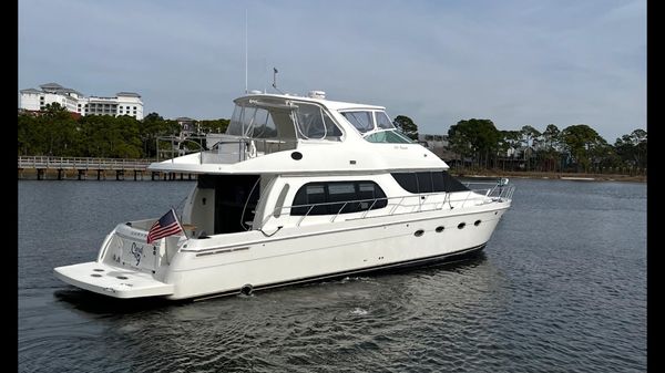 Carver 56 Voyager Sky lounge
