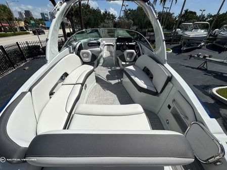 Crownline E290 XS image