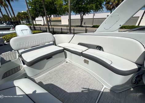 Crownline E290 XS image