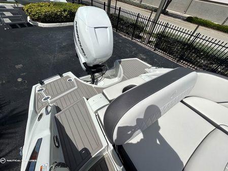 Crownline E290 XS image