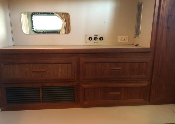 Carver 32-AFT-CABIN image