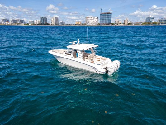 Boston Whaler 350 Realm - main image