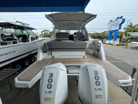 Sealine S335V image