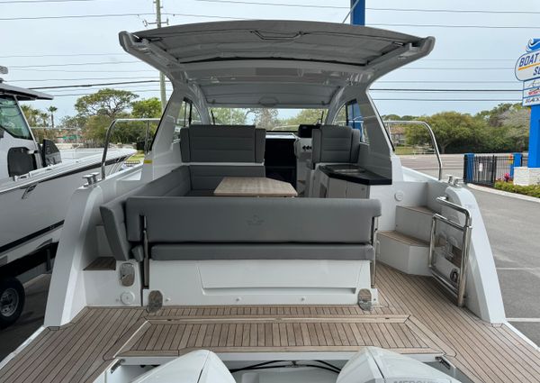 Sealine S335V image