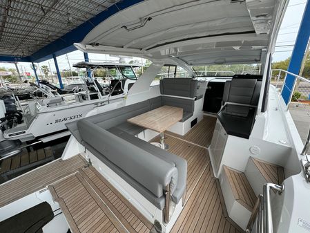 Sealine S335V image