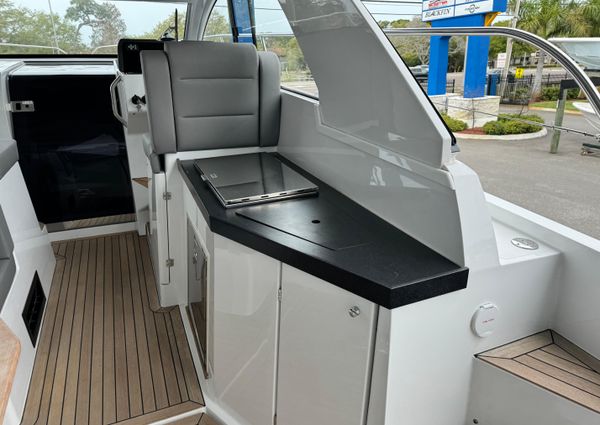 Sealine S335V image