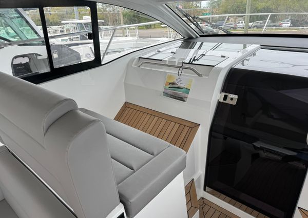 Sealine S335V image