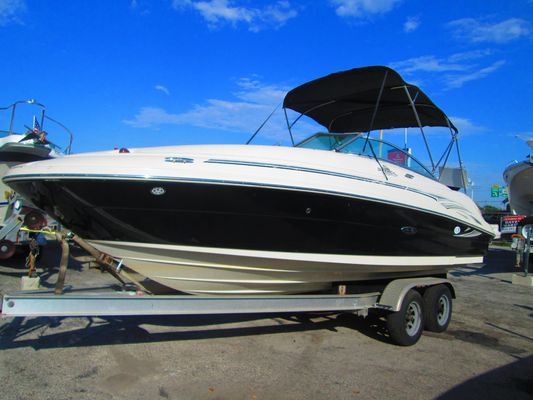 Sea Ray 220 Sundeck - main image