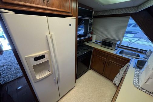 Hatteras 60 enclosed bridge image