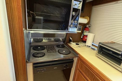 Hatteras 60 enclosed bridge image