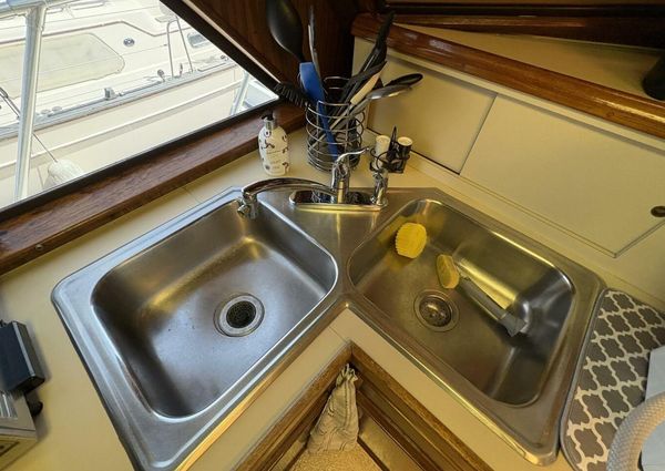 Hatteras 60 enclosed bridge image