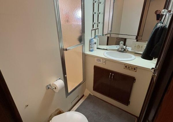 Hatteras 60 enclosed bridge image