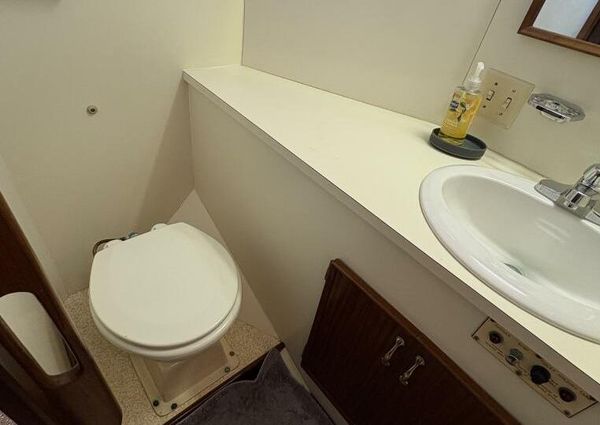 Hatteras 60 enclosed bridge image