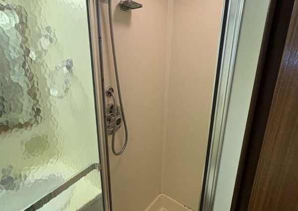 Hatteras 60 enclosed bridge image