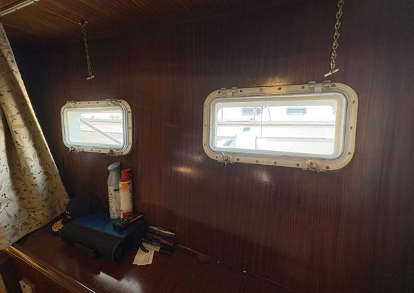 Hatteras 60 enclosed bridge image