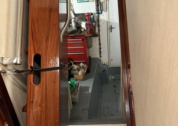 Hatteras 60 enclosed bridge image