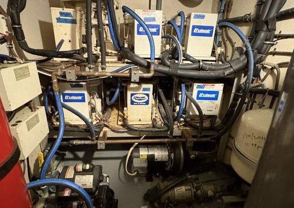 Hatteras 60 enclosed bridge image