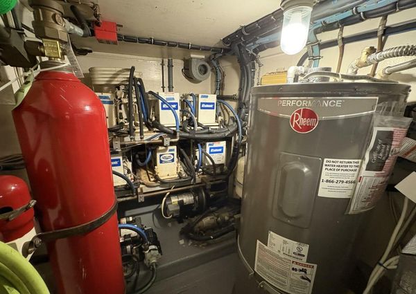 Hatteras 60 enclosed bridge image