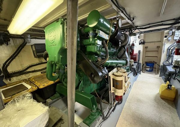 Hatteras 60 enclosed bridge image