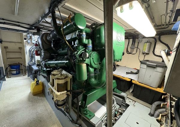 Hatteras 60 enclosed bridge image