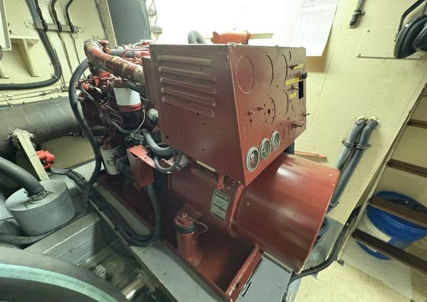 Hatteras 60 enclosed bridge image