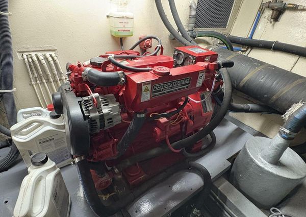 Hatteras 60 enclosed bridge image