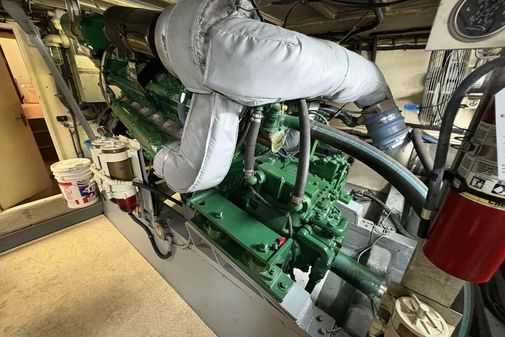 Hatteras 60 enclosed bridge image