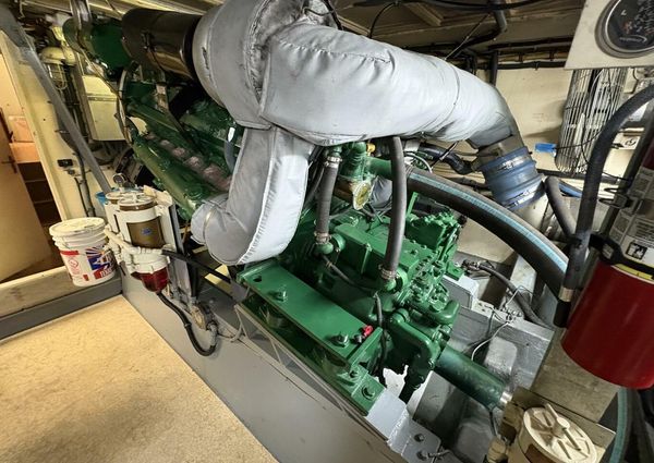 Hatteras 60 enclosed bridge image