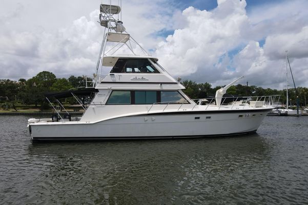 Hatteras 60 enclosed bridge - main image