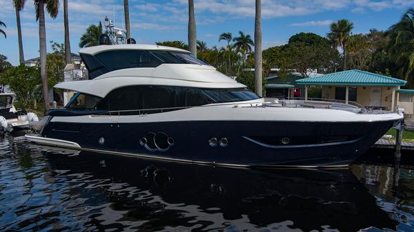 Monte Carlo Yachts MCY 76 Skylounge