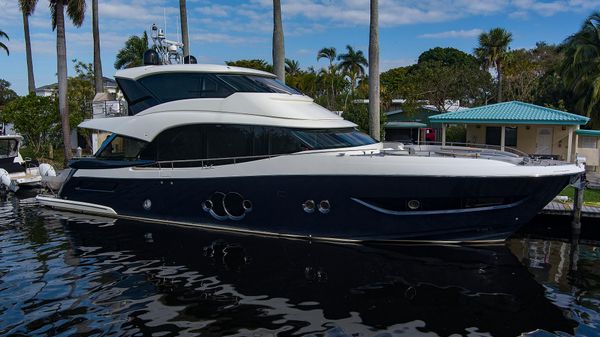 Monte Carlo Yachts MCY 76 Skylounge 