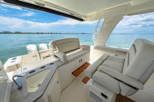 Boston Whaler 35 REALM image