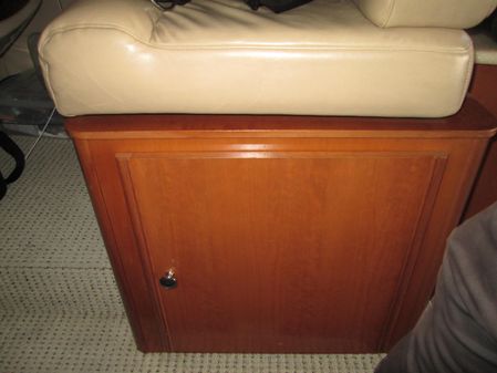 Meridian 381 Sedan image